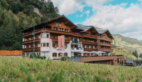 Außenansicht des Hotel Kristall in Großarl im Salzburger Land mit Berglandschaft
