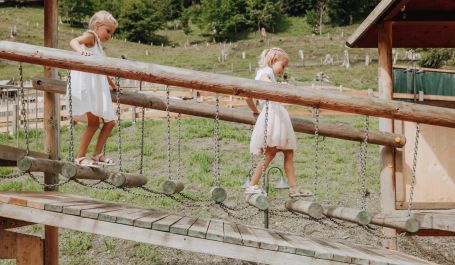 Großzügiger Spielplatz mit viel Platz zum Toben