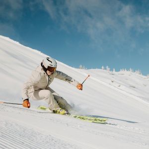 Skifahrer auf einer sonnigen Skipiste im Skigebiet Großarl in Ski amadé