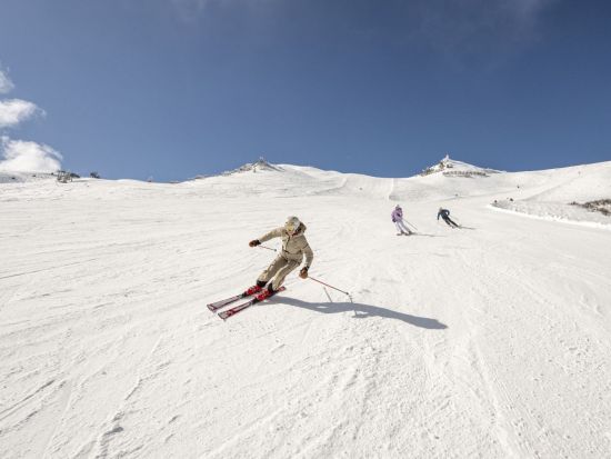Schwungvolle Abfahrt in Grossarl