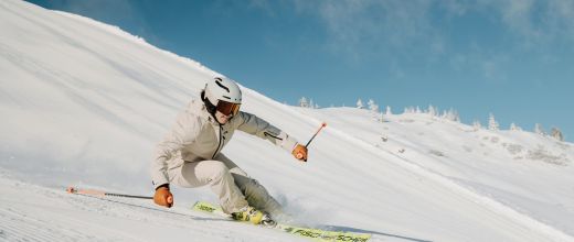 Skifahrer auf einer sonnigen Skipiste im Skigebiet Großarl in Ski amadé