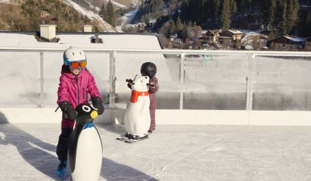 Kinder beim Eislaufen