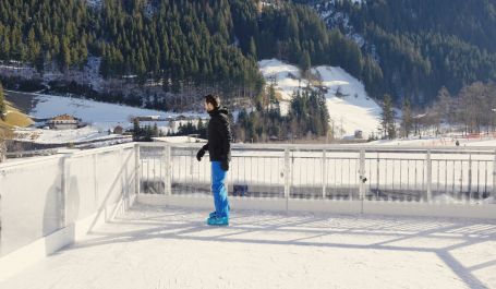 Eislaufen direkt beim Hotel Kristall