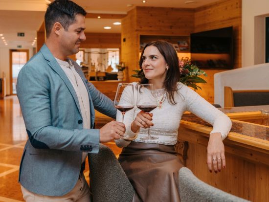 Ein Glas Wein an der Hotelbar