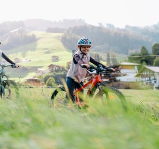 Mutter und Tochter mit Mountainbikes in der Berglandschaft von Großarl