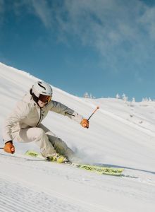 Skifahrer auf einer sonnigen Skipiste im Skigebiet Großarl in Ski amadé
