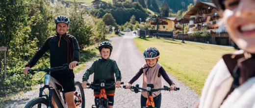 Family with mountain bikes on a cycling trip in Grossarl