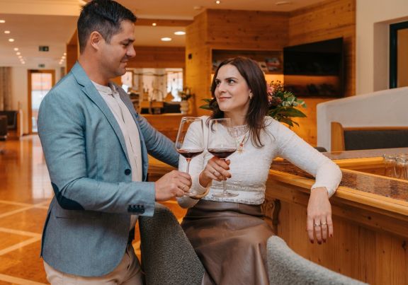 Ein Glas Wein an der Hotelbar