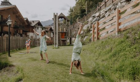 Großzügiger Spielplatz mit viel Platz zum Toben