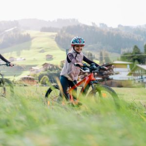 Mutter und Tochter mit Mountainbikes in der Berglandschaft von Großarl
