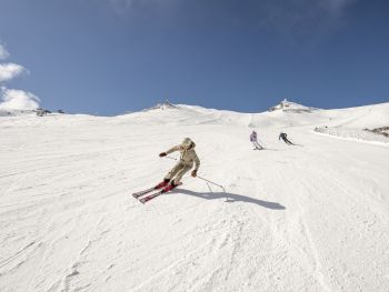 Schwungvolle Abfahrt in Grossarl