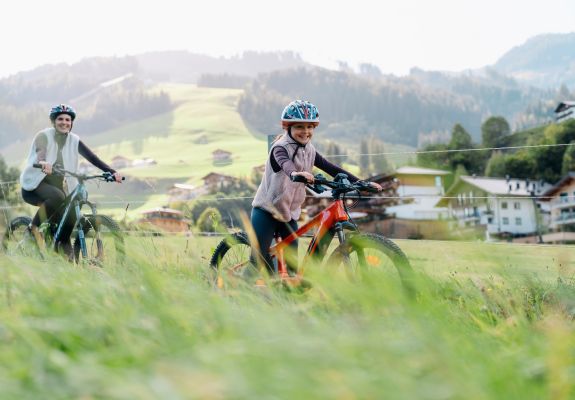 Mutter und Tochter mit Mountainbikes in der Berglandschaft von Großarl