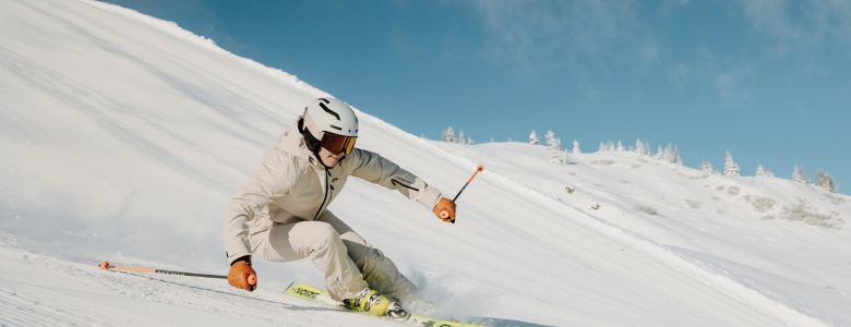 Skifahrer auf einer sonnigen Skipiste im Skigebiet Großarl in Ski amadé