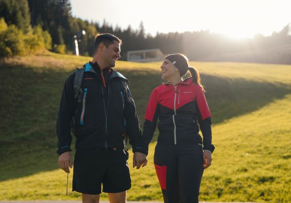 Paar beim Wandern in der Berglandschaft von Großarl im Salzburger Land