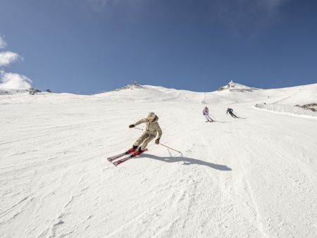 Schwungvolle Abfahrt in Grossarl