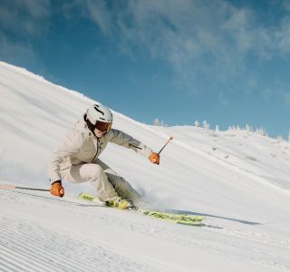 Skifahrer auf einer sonnigen Skipiste im Skigebiet Großarl in Ski amadé