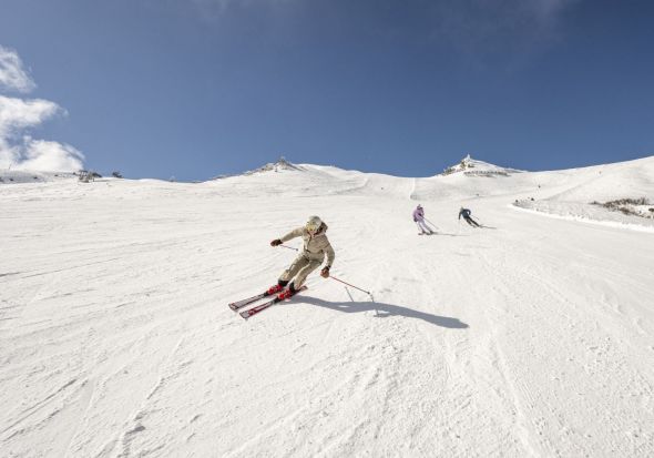 Schwungvolle Abfahrt in Grossarl