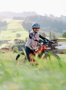 Mutter und Tochter mit Mountainbikes in der Berglandschaft von Großarl