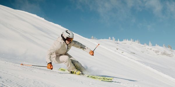 Skifahrer auf einer sonnigen Skipiste im Skigebiet Großarl in Ski amadé