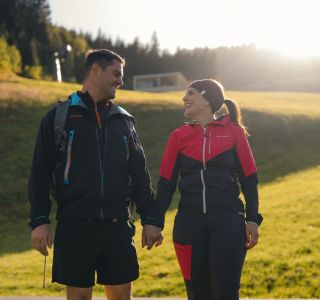 Paar beim Wandern in der Berglandschaft von Großarl im Salzburger Land