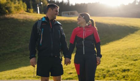 Paar beim Wandern in der Berglandschaft von Großarl im Salzburger Land