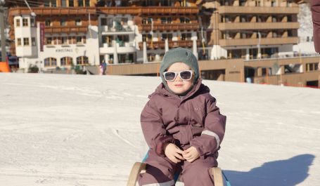 Kleine Gäste genießen Sonne und Winterspaß