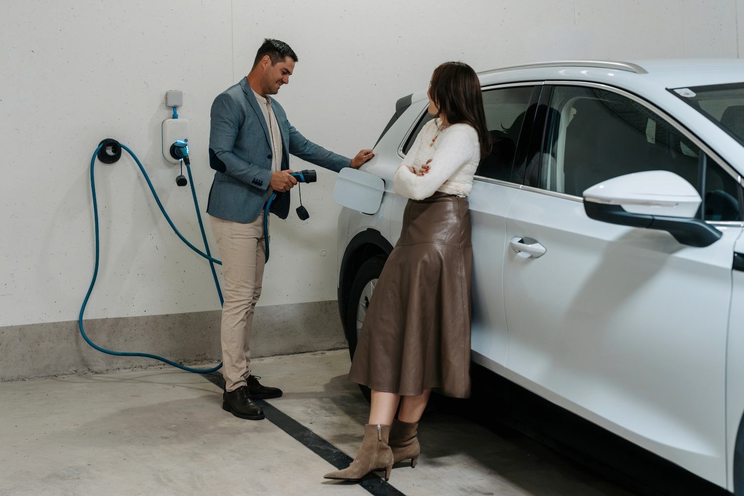 Elektroauto an einer Ladestation in der Tiefgarage des Hotel Kristall in Großarl