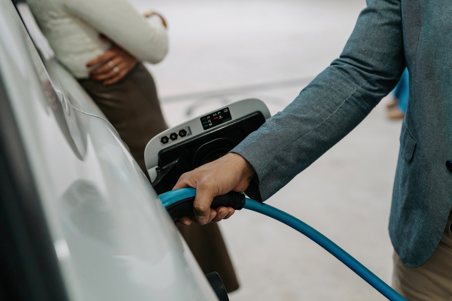 Elektroauto wird an einer Ladestation in der Tiefgarage des Hotel Kristall geladen